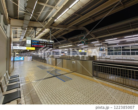 夜の熱海駅 122385007