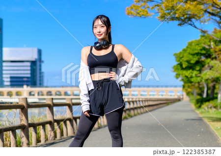 川沿いをウォーキングするかっこいい女性　ポージング　ダイエット　散歩　運動　トリミングアップ 122385387