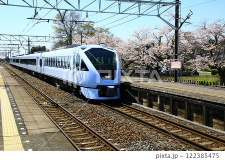桜を眺めつつ超豪華特急は日光・鬼怒川へ… 東武鉄道・特急『スペーシアX』N100系 122385475