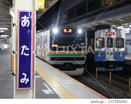 夜の熱海駅駅名板 夜の熱海駅駅名板 122385691