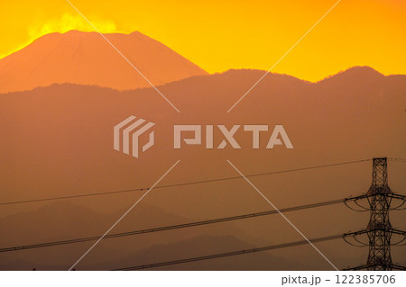 日本の東京都市景観 オレンジ色に染まる空…鉄塔や送電線などを望む。左奥に富士山＝令和7年1月28日 122385706