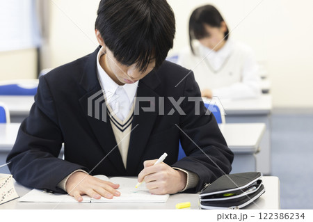 授業を受ける学生 122386234