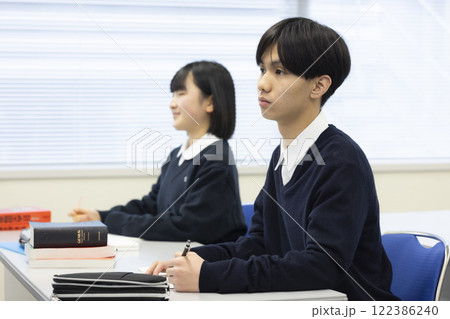 授業を受ける学生 122386240