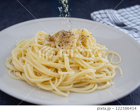 チーズと黒胡椒のパスタ（カチョ・エ・ぺぺ） 122386414
