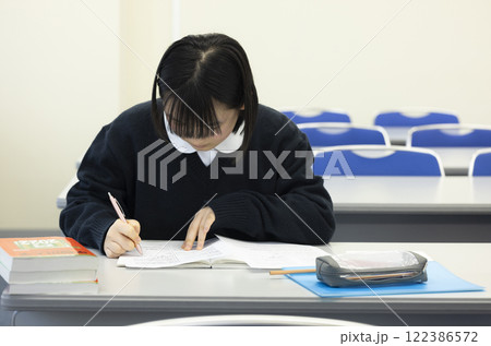授業を受ける学生 122386572