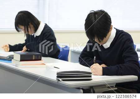 授業を受ける学生 122386574