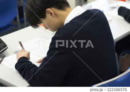 勉強をする男子学生 122386578