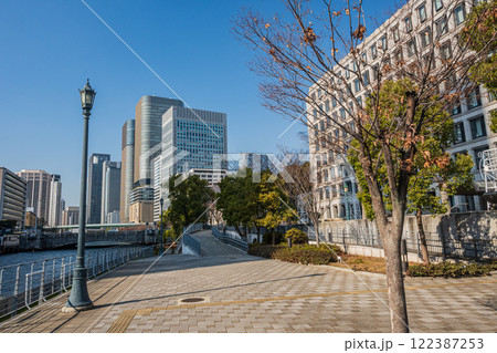 中之島公園と大阪のビル街　 122387253