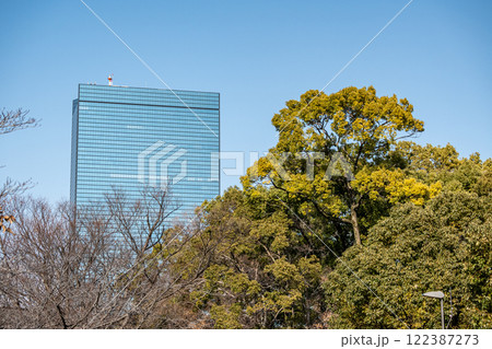 大阪城樹林越しのクリスタルタワー 122387273