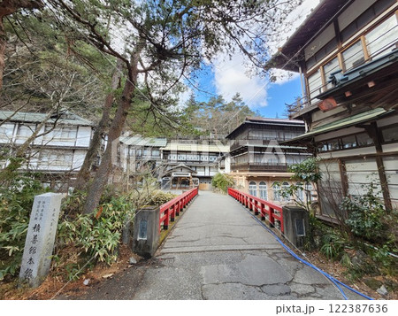 冬の四万温泉街の風景　積善館 122387636