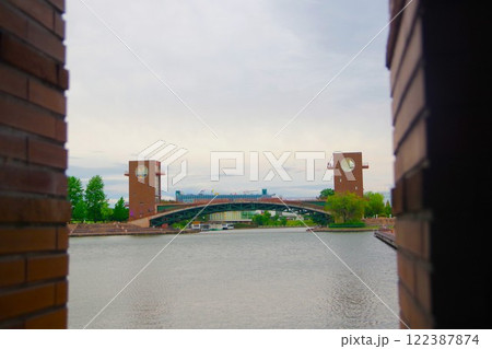 富岩運河環水公園の柱の隙間から見える天門橋 122387874