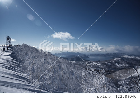 冬のルスツリゾートスキー場　Mt.イゾラ山頂より洞爺湖を望む 122388046