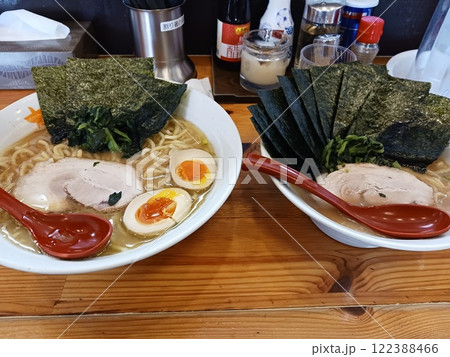 「家系ラーメンの魅力！濃厚スープとたっぷり海苔の絶品一杯」 122388466