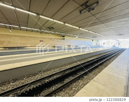 「モンセラートを堪能した後、高揚を胸に登山鉄道のホームを歩く」 122388829