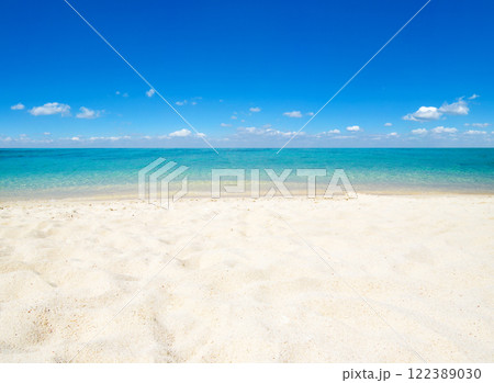 tropical Maldives island with white sandy beach and sea tropical Maldives island with white sandy beach and sea 122389030
