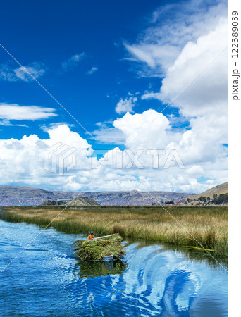 Totora boat on the Titicaca lake near Puno, Peru 122389039