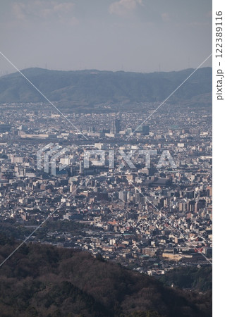 比叡山から望む京都駅と街並み：登仙台展望台（京都府） 122389116