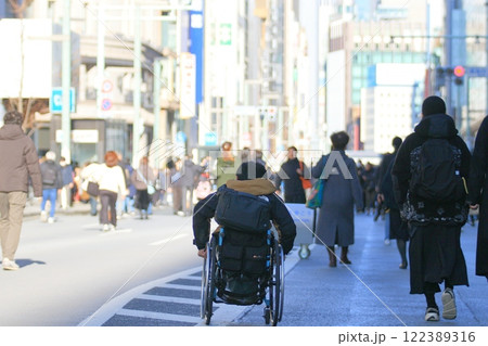 歩行者天国を走る車椅子　銀座のホコ天を走る車椅子のビジネスマン 122389316