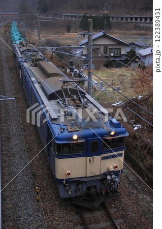 山深い木曽路を力強く駆け抜けるEF64の貨物列車(8084レ)_2024/12/21撮影 山深い木曽路を力強く駆け抜けるEF64の貨物列車(8084レ)_2024/12/21撮影 122389431