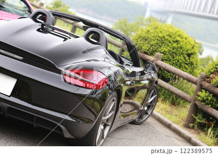 ツヤツヤの黒いオープンカー 122389575