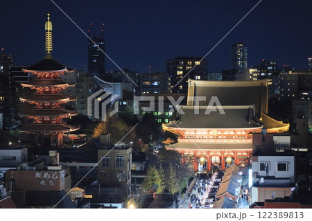 ライトアップされる浅草寺と五重塔 東京の観光地の夜景 ライトアップされる浅草寺と五重塔 東京の観光地の夜景 122389813