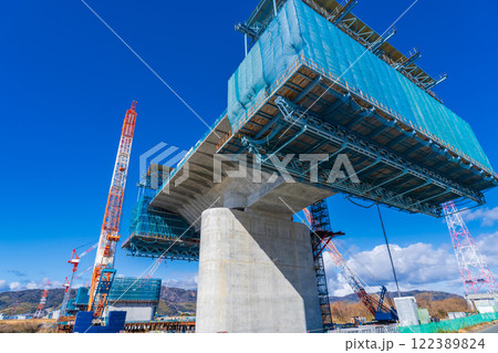 大阪府　淀川左岸河川敷　工事中の新名神高速淀川橋梁　張出架設工法 122389824