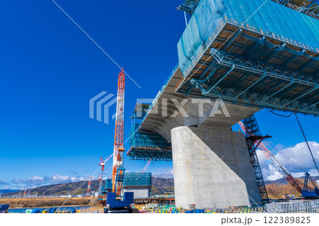 大阪府　淀川左岸河川敷　工事中の新名神高速淀川橋梁　張出架設工法 122389825