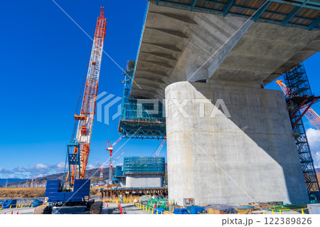 大阪府　淀川左岸河川敷　工事中の新名神高速淀川橋梁　張出架設工法 122389826