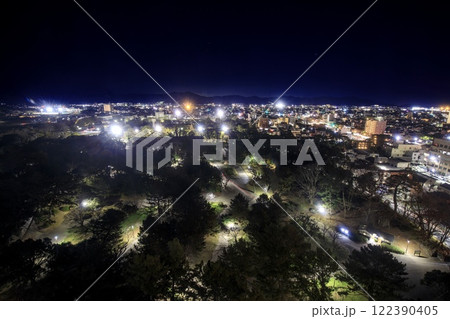 豊橋市、豊橋市役所展望ロビーからの夜景（豊橋公園方面） 122390405