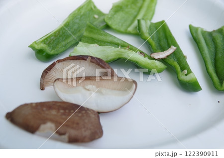 バーベキューにはピーマンとシイタケ バーベキューにはピーマンとシイタケ 122390911