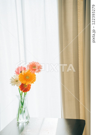 窓辺に飾られたガーベラの花瓶 122393279