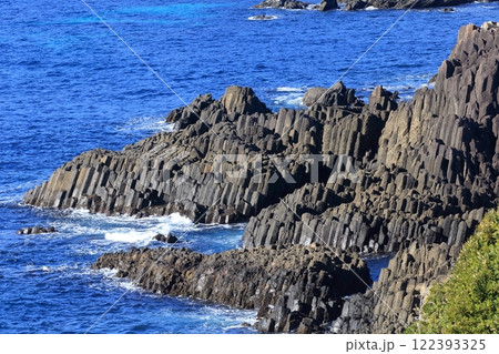 青い海と柱状節理の岩礁 青い海と柱状節理の岩礁 122393325