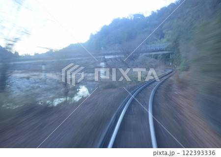 列車内からみる車窓 122393336