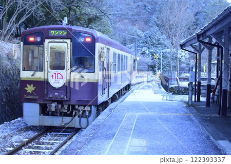 栃木 ホームを出発する列車 栃木 ホームを出発する列車 122393337