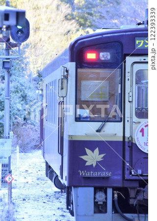 群馬　ホームを出発した列車 122393339
