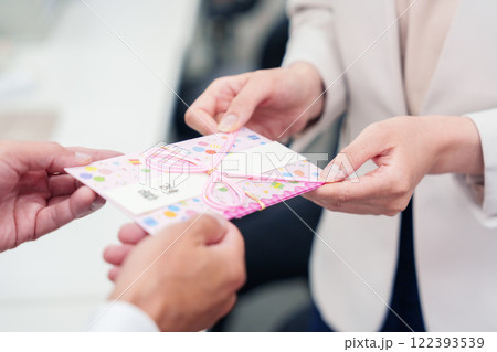 上司からお祝いを手渡されるビジネスウーマン 122393539