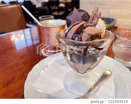 喫茶店のチョコレートパフェ レトロな王道パフェ 喫茶店のチョコレートパフェ レトロな王道パフェ 122393619