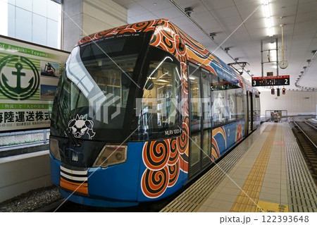 高岡駅で出発を待つ万葉線 122393648