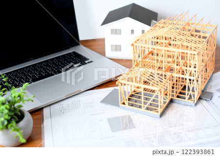 建築模型とノートPCと建築図面のイメージ 122393861