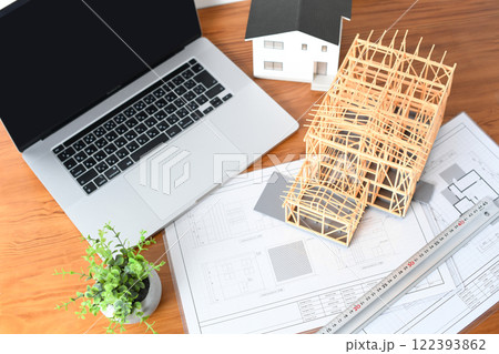 建築模型とノートPCと建築図面のイメージ 建築模型とノートPCと建築図面のイメージ 122393862