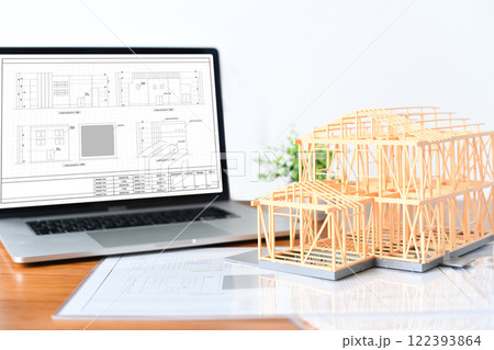 建築模型とノートPCと建築図面のイメージ 122393864