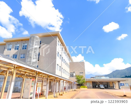 青空と病院の外観イメージ 122393903