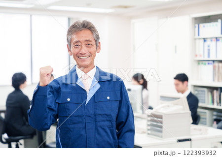 オフィスのメンテナンス・清掃をする作業服の男性 オフィスのメンテナンス・清掃をする作業服の男性 122393932