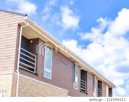 青空とモダンな新しいアパート 122394221