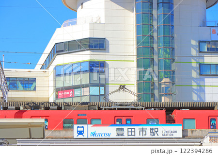 愛知県豊田市、名鉄豊田市駅に停車する電車の風景 愛知県豊田市、名鉄豊田市駅に停車する電車の風景 122394286