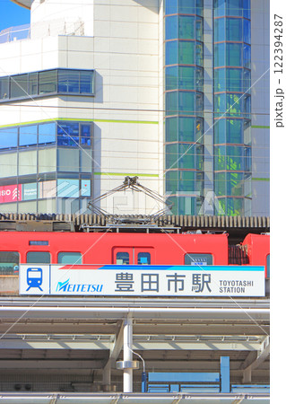 愛知県豊田市、名鉄豊田市駅に停車する電車の風景 愛知県豊田市、名鉄豊田市駅に停車する電車の風景 122394287