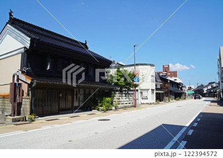 富山県高岡市の土蔵造りの町並み　山町筋の景観 122394572