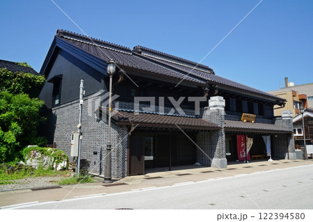 富山県高岡市の土蔵造りの町並み 山町筋の景観と高岡御車山会館 富山県高岡市の土蔵造りの町並み 山町筋の景観と高岡御車山会館 122394580