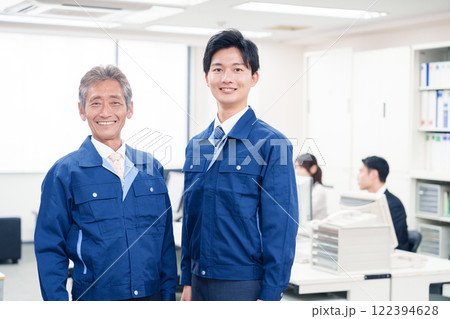 オフィスビルのメンテナンスをする作業服の担当者 オフィスビルのメンテナンスをする作業服の担当者 122394628