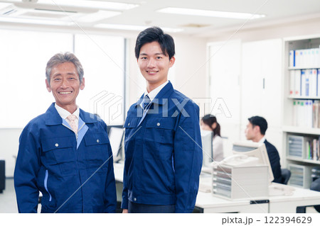 オフィスビルのメンテナンスをする作業服の担当者 オフィスビルのメンテナンスをする作業服の担当者 122394629